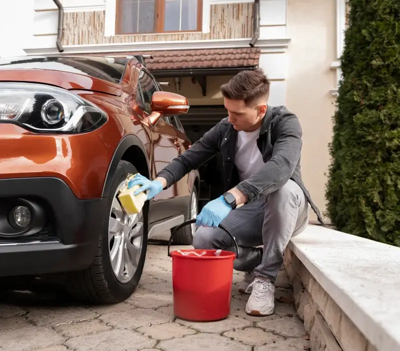 Lavage auto à domicile Saint-Pierre-sur-Erve : professionnel intervenant sur un véhicule